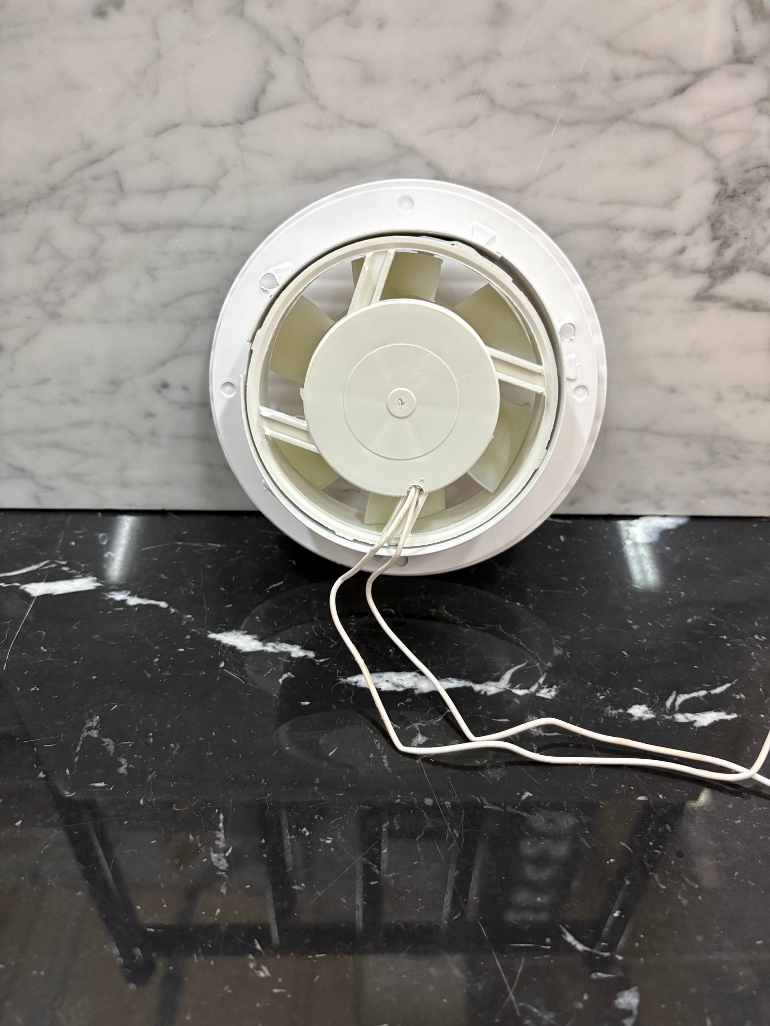 Диффузор на магнитах с вентилятором ТД100 белый орнамент волны 100 мм